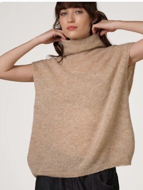 JAKI NyxSleeveless Turtleneck | Beige
Alpaca-Wool Blend
